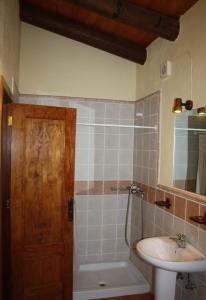 a bathroom with a sink and a toilet and a shower at Finca El Vergel Rural in Tegueste