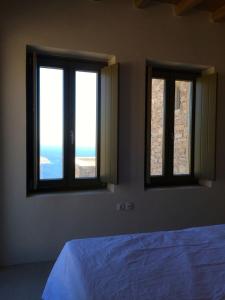 Postel nebo postele na pokoji v ubytování deep blue villas, Serifos