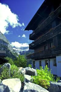 a building with a view of a mountain at Hotel Kirchbühl Superior in Grindelwald