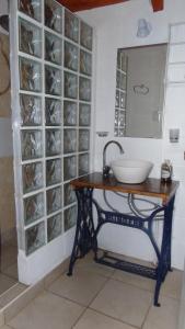 baño con lavabo y pared de cristal en Namaste en San Pedro