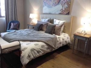sypialnia z łóżkiem z dwoma stołami i dwoma lampami w obiekcie La Maison Rouge w mieście Chinon