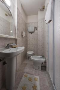 A bathroom at Hotel Ristorante Il Gabbiano