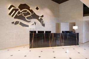 eine Lobby mit einem Gemälde eines Pferdes an der Wand in der Unterkunft Palazzo Veneziano - Venice Collection in Venedig