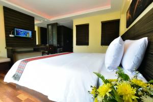 Postel nebo postele na pokoji v ubytování R-Mar Resort and Spa Patong, Phuket