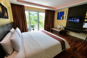 Postel nebo postele na pokoji v ubytování R-Mar Resort and Spa Patong, Phuket
