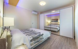 Posteľ alebo postele v izbe v ubytovaní Apartments Dujmic - 50m from the sea with private parking