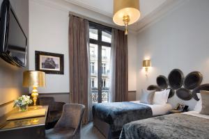 pokój hotelowy z 2 łóżkami i oknem w obiekcie Hotel Lumen Paris Louvre w Paryżu