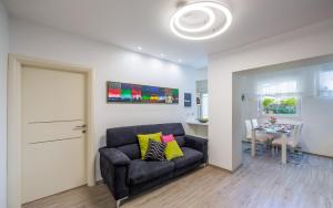 Posedenie v ubytovaní Apartments Dujmic - 50m from the sea with private parking