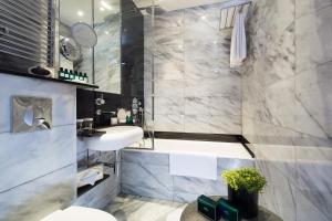 Ένα μπάνιο στο Hotel Lumen Paris Louvre +47 φωτογραφίες