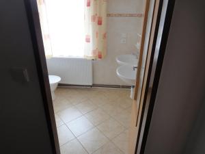 Koupelna v ubytování Penzion Horalka + 37 fotografií