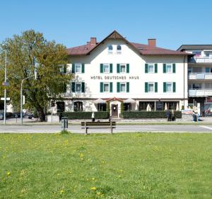 Biały budynek z ławką przed nim w obiekcie Hotel Deutsches Haus Anno 1898 w mieście Sonthofen