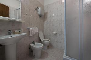 A bathroom at Hotel Ristorante Il Gabbiano