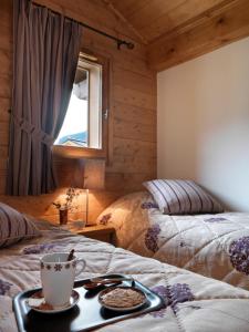 En eller flere senge i et værelse på CGH Résidences & Spas Le Chalet des Dolines