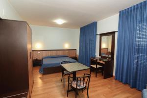 A bed or beds in a room at Hotel Ristorante Il Gabbiano