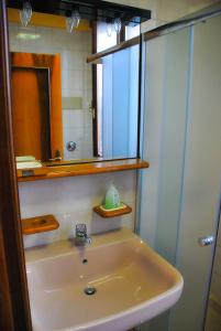 bagno con lavandino, specchio e doccia di Casa Vacanze Vedelago a Istrana