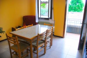 een tafel en stoelen in een kamer met een raam bij Casa Vacanze Vedelago in Istrana