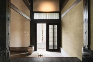 um quarto com uma janela e dois pares de chinelos em Kiraku Obi em Nichinan
