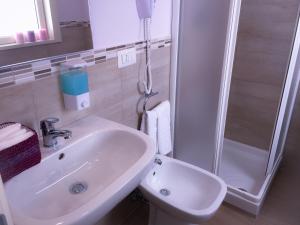 Ένα μπάνιο στο B&B Policlinico Gaspare Rodolico +42 φωτογραφίες
