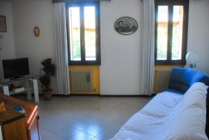 un soggiorno con letto e TV di Casa Vacanze Vedelago a Istrana