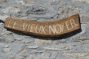 サン・ピエールにあるLe Vieux Noyer - Appartamenti al Verde villaggio di Rumiodの石壁の看板