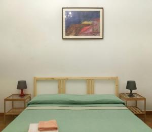 シッラにあるCasa Ferranteの緑のベッド1台、壁に絵が描かれたベッドルーム1室が備わります。