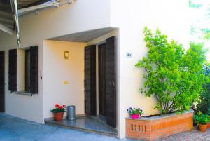 een open deur van een huis met potplanten bij Casa Vacanze Vedelago in Istrana