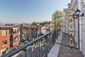 イスタンブールにあるマグナウラ ハウス ホテルの市街の景色を望むバルコニー
