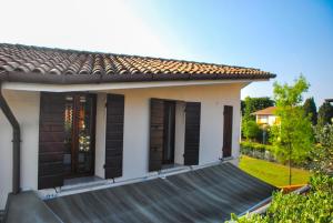 a small house with a wooden deck at Casa Vacanze Vedelago in Istrana