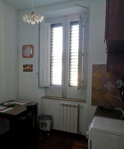 シッラにあるCasa Ferranteの窓、テーブル、時計付きのキッチン