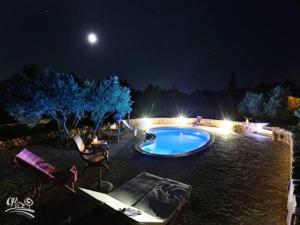 una piscina en medio del agua por la noche en Villa Oxa Dreamland, en Stari Grad