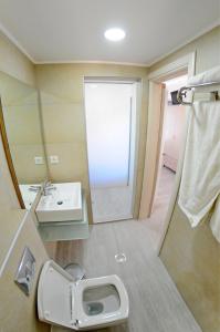Ett badrum på Vliho Bay Suites & Apartments