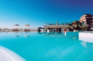 Bazén v ubytování Hotel Byron nebo v jeho okolí