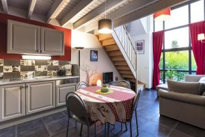 cocina y comedor con mesa y sillas en Gite les Estinnes en Estinnes-au-Mont