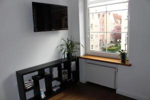 Televízia a/alebo spoločenská miestnosť v ubytovaní Apartament Targ Rybny LUXON Gdansk