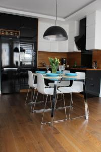 Kuchyňa alebo kuchynka v ubytovaní Apartament Targ Rybny LUXON Gdansk
