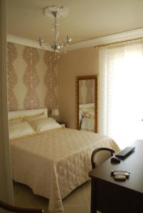A bed or beds in a room at Daphnae House