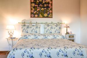 セスト・フィオレンティーノにあるDimora La Petraiaのベッドルーム1室(青い花のベッド1台付)