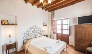 A bed or beds in a room at Villa Patmos Netia
