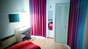 Postel nebo postele na pokoji v ubytování Hôtel Royal