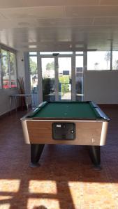 una mesa de billar en el medio de una habitación en Camping San Javier, en San Javier