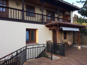 Casa con balcón y patio en Los Pinos de Cardes, en Cardes