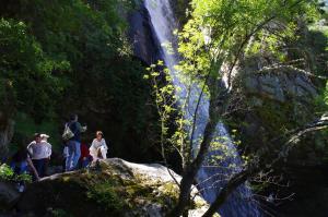 un grupo de personas de pie en una roca cerca de una cascada en Hotel La Jara-Arribes, en Aldeadávila de la Ribera