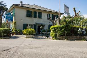 un edificio sul lato di una strada di Hotel Silvia a Framura