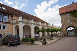 ein vor einem Gebäude geparkt in der Unterkunft Hotel Bellini in Guxhagen