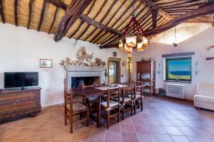 une salle à manger avec une table et une cheminée dans l'établissement Stazzu Liccia Suara, à Cannigione