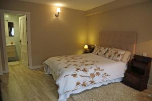 1 dormitorio con 1 cama con manta de caballo en La Casa del Corro, en Villanueva de San Mancio