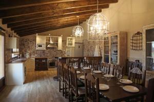 a kitchen and dining room with a table and chairs at La Casa del Corro in Villanueva de San Mancio