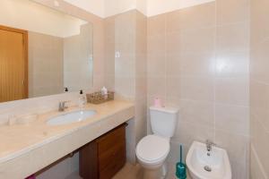 een badkamer met toilet en wastafel bij Quinta da Torre in Câmara de Lobos +13 foto's