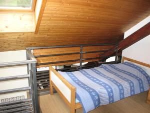 um beliche num quarto com tecto em madeira em Villa Jules em Chamonix-Mont-Blanc