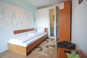 オルショバにあるCasa Verdeの小さなベッドルーム(ベッド1台、バスルーム付)